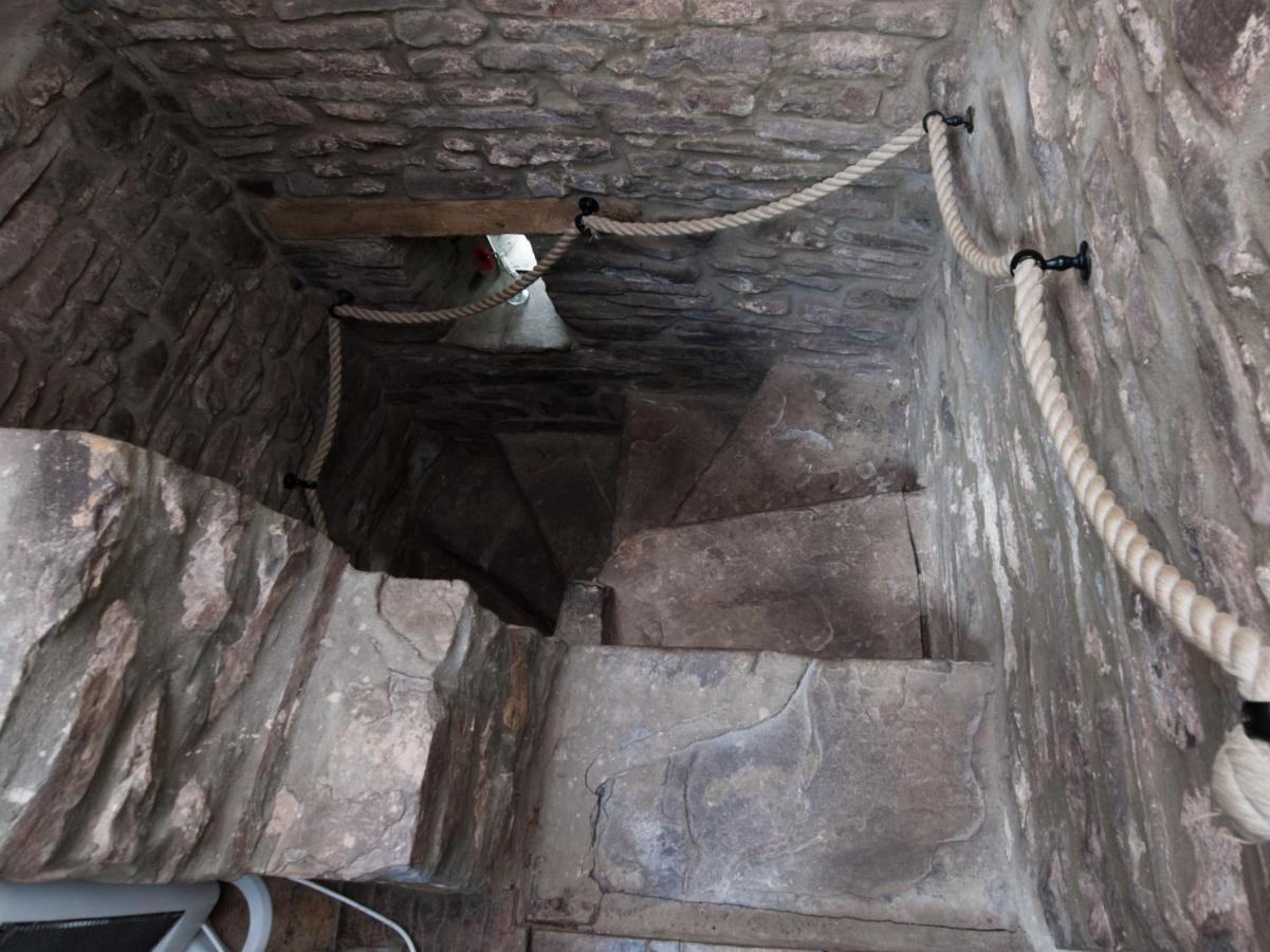 Ty Fferm Hen, Ancient Farmhouse, Coity Bach Apartment